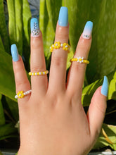 Load image into Gallery viewer, Yellow Flower Beaded Ring Set